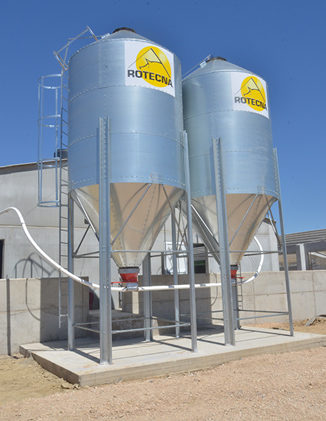 silos de alimento para granjas de cerdos